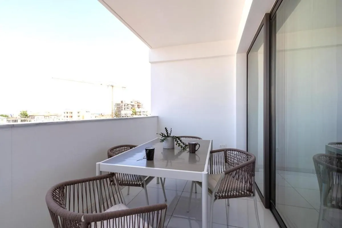 Luna - Homely Studio W Balcony In Larnaca Apartment